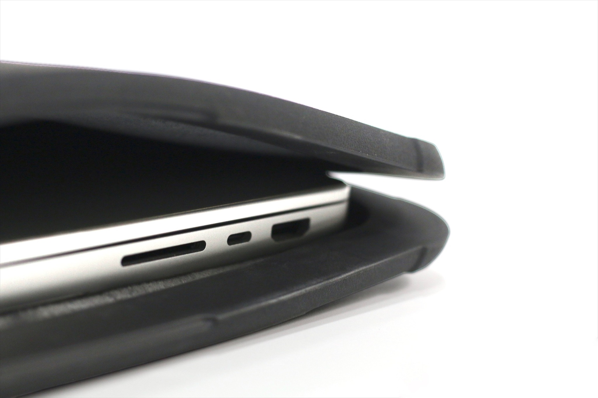 WIWU Defender Stand Case - Mẫu túi chống shock Macbook tích hợp giá đỡ