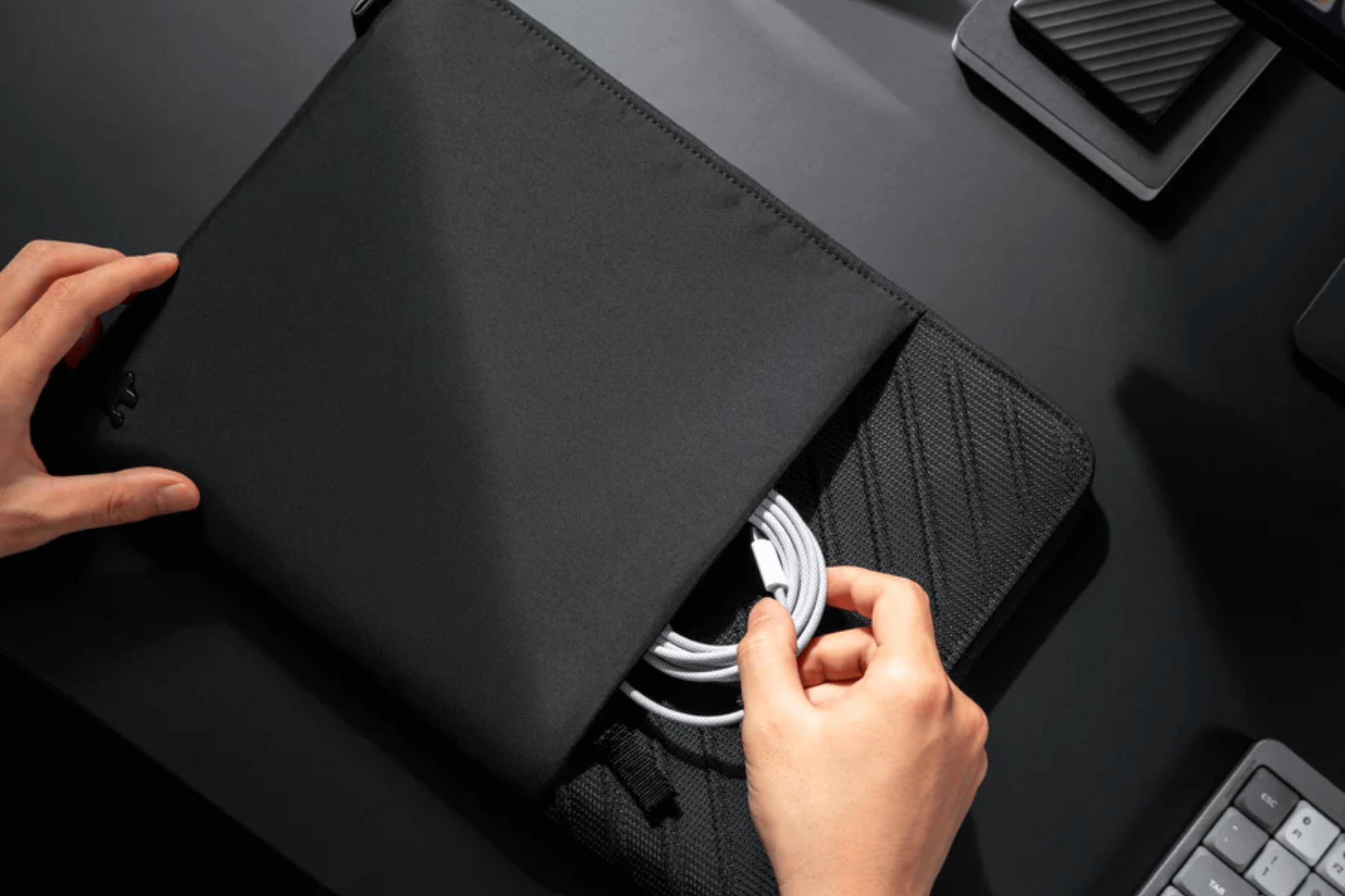 Túi Chống Sốc MacBook Pro 14 inch Tomtoc Voyage-A10 Premium